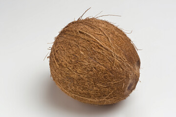 Coco fechado em Fundo Branco