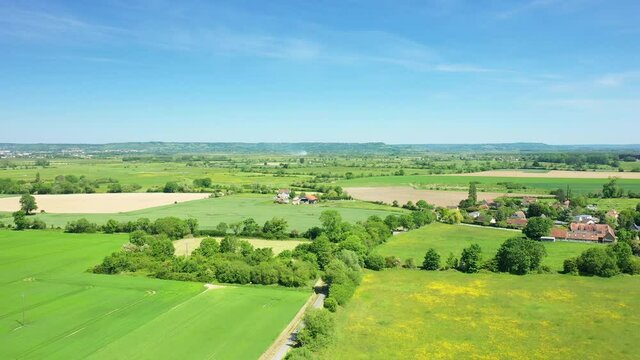 Le bocage normand verdoyant en Europe, en France, en Normandie, vers Deauville, en &eacute;t&eacute;, lors d'une journ&eacute;e ensoleill&eacute;e.
