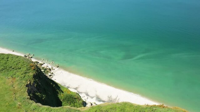 Les falaises verdoyantes au bord de la Manche en Europe, en France, en Normandie, vers Deauville, en &eacute;t&eacute;, lors d'une journ&eacute;e ensoleill&eacute;e.