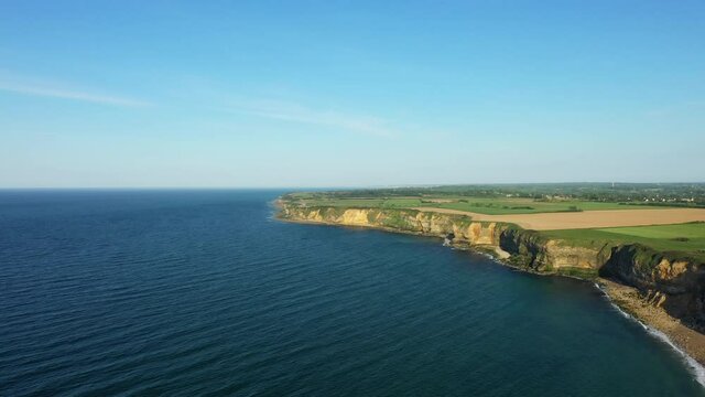 La mer de la Manche au bord des falaises calcaire en Europe, en France, en Normandie, vers Deauville, en &eacute;t&eacute;, lors d'une journ&eacute;e ensoleill&eacute;e.