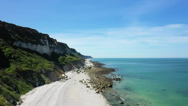 Les falaises abruptes au bord de la Manche en Europe, en France, en Normandie, vers Deauville, en &eacute;t&eacute;, lors d'une journ&eacute;e ensoleill&eacute;e.