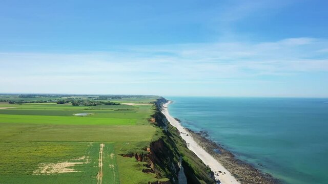 Une vue panoramique sur les falaises normandes au bord de la Manche en Europe, en France, en Normandie, vers Deauville, en &eacute;t&eacute;, lors d'une journ&eacute;e ensoleill&eacute;e.