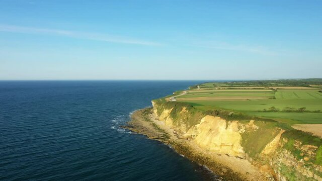 Les falaises verdoyantes au bord de la Manche en Europe, en France, en Normandie, vers Deauville, en &eacute;t&eacute;, lors d'une journ&eacute;e ensoleill&eacute;e.