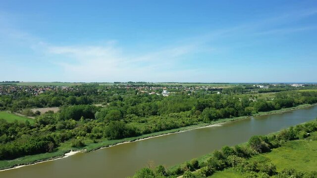 Le Pegasus Bridge et le pont de Ranville en Europe, en France, en Normandie, vers Caen, &agrave; Ranville, en &eacute;t&eacute;, lors d'une journ&eacute;e ensoleill&eacute;e.