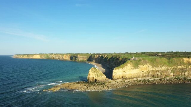 La La pointe du Hoc et sa plage du d&eacute;barquement en Europe, en France, en Normandie, vers Carentan, au printemps, lors d'une journ&eacute;e ensoleill&eacute;e.