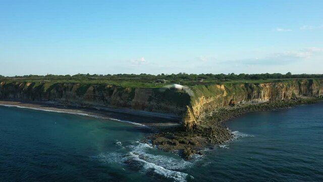 La pointe du Hoc vu de face au coucher de Soleil en Europe, en France, en Normandie, vers Carentan, au printemps, lors d'une journ&eacute;e ensoleill&eacute;e.