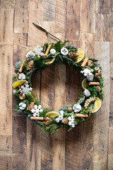 撮影を待っている、香り豊かなクリスマスリース。