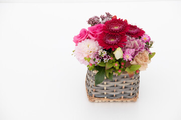 背景白、11月の誕生花ガーベラを使ったフラワーアレンジメント、日本のフローリストが仕上げています。
A flower arrangement using the flower gerbera, which was born in November, is finished by the Japanese florist.