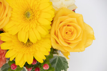 背景白、11月の誕生花ガーベラを使ったフラワーアレンジメント、日本のフローリストが仕上げています。
A flower arrangement using the flower gerbera, which was born in November, is finished by the Japanese florist.