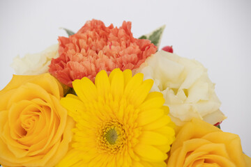 背景白、11月の誕生花ガーベラを使ったフラワーアレンジメント、日本のフローリストが仕上げています。
A flower arrangement using the flower gerbera, which was born in November, is finished by the Japanese florist.