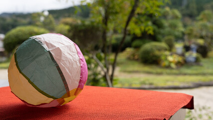 日本の庭と紙風船。	