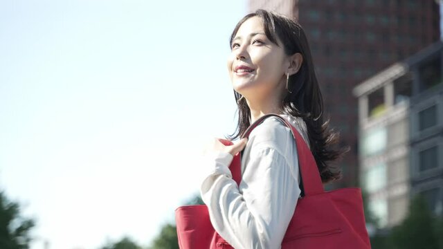 空を見上げる女性