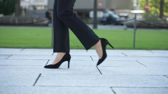 ハイヒールを履いた女性の足元