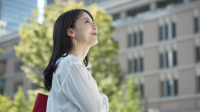 空を見上げる女性