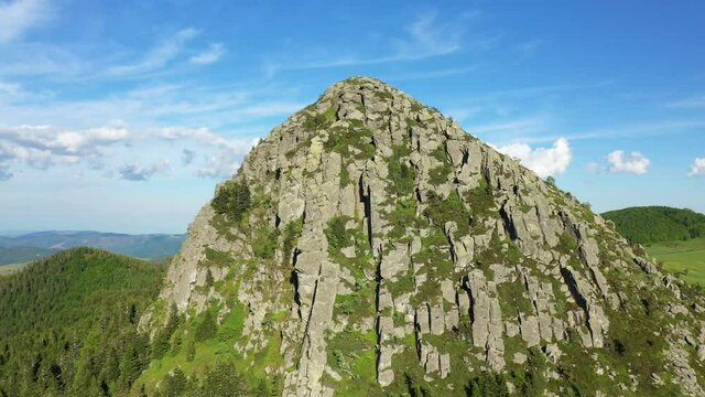 Le Mont de Gerbier de Jonc en Europe, en France, en Ard&egrave;che, en &eacute;t&eacute;, lors d'une journ&eacute;e ensoleill&eacute;e.