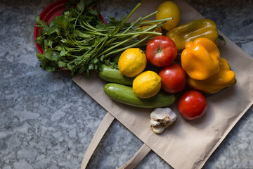 Verduras saludables, frescas y coloridas en bolsa ecológica en la mesada de la cocina