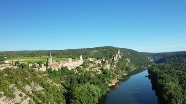Le village médiéval de Aiguèze au dessus de la rivière Ardèche en Europe, en France, en été, lors d'une journée ensoleillée.