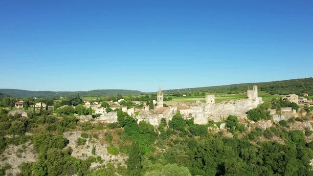 Le village médiéval de Aiguèze au sommet de sa falaise en Europe, en France, en Ardèche, en été, lors d'une journée ensoleillée.