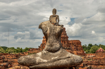 Obraz premium Aytthaya, Thailand, 22 Aug 2020 : Ancient old buddha statue sculpture is damaged at the old temple in Ayuthaya province. Back side of Buddha statue on wall with blue sky background, thailand, 