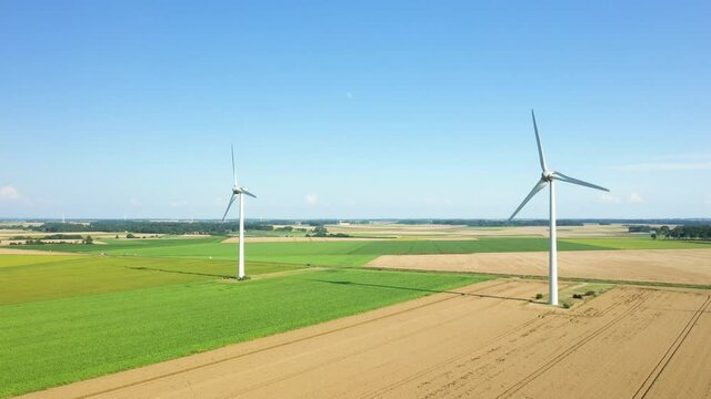 Les &eacute;oliennes au milieux des champs de bl&eacute; et de lin en Europe, en France, en Normandie, vers Veules les Roses, en &eacute;t&eacute;, lors d'une journ&eacute;e ensoleill&eacute;e.