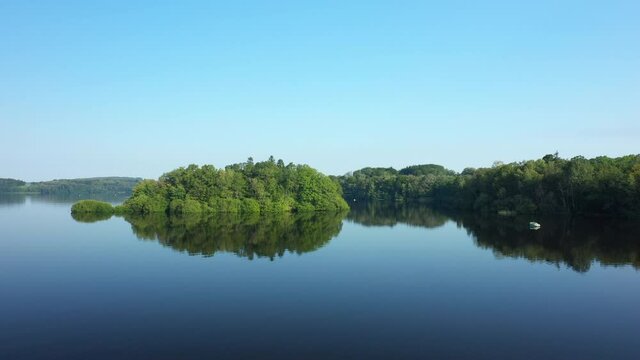 Le lac des Settons et ses magnifiques reflets en Europe, en France, en Bourgogne, en Ni&egrave;vre, dans le Morvan, en &eacute;t&eacute;, lors d'une journ&eacute;e ensoleill&eacute;e.