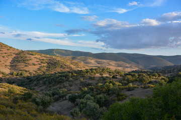 Die hügelige Landschaft in der La Mancha tagsüber bei Sonne und Wolken 