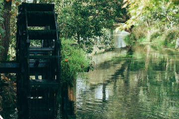 水面に映える幻想的な景色　
水面と水車　
水車と水鏡の景色
