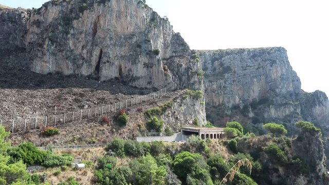 Itri - Panoramica della scogliera fino alla Spiaggia delle Bambole