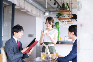 オーダーを確認するレストランスタッフの女性