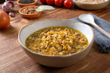 zuppa di cereali con verdure
