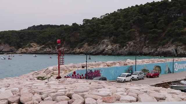 Isole Tremiti &ndash; Traghetto in arrivo al porto di San Domino