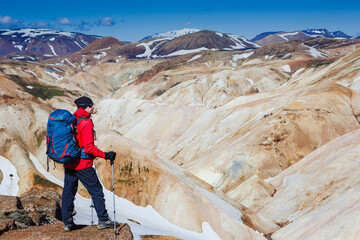 Naklejka premium Hiking man in the incredible wild Icelandic landscape among glaciers and volcanoes