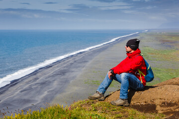 Traveler on the icelandic tour, traveling across iceland discovering natural destinations - obrazy, fototapety, plakaty