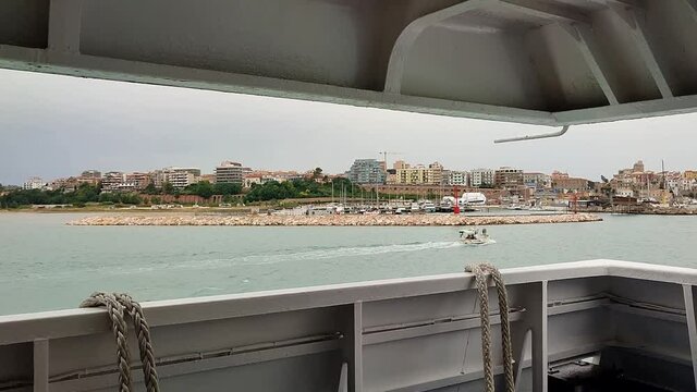 Termoli &ndash; Panoramica del borgo dal traghetto in uscita dal porto