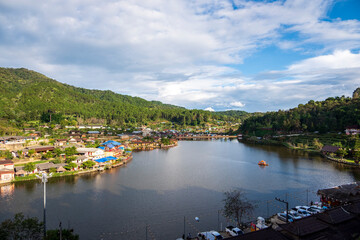 Obraz premium view of lake from the lake, Ruk thai at northern thailand on 26 october 2021 the winter season
