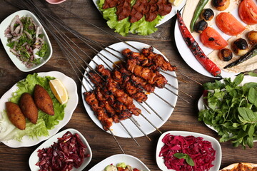 Salads with chicken skewers