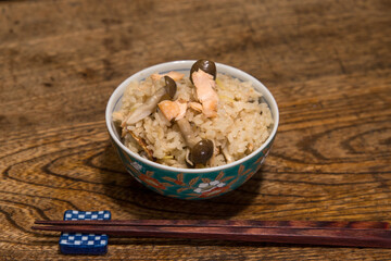 鮭とキノコの炊き込みご飯の一膳とお箸