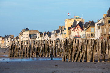  Beach in the evening sun and buildings along the seafront promenade in Saint Malo. Brittany, France - obrazy, fototapety, plakaty