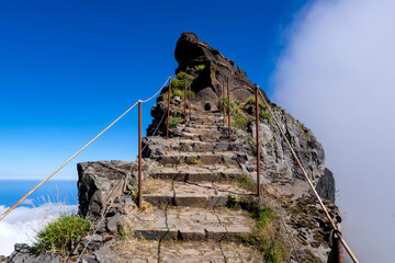 Pico do Arieiro Madeira Miradouro Pedra Rija Treppe Portugal Aussichtspunkt Wanderweg steil Wolken Pico Ruivo Attraktion Trekking Berge Gipfel blauer Himmel  Symbol Aufstieg Insel Panorama Horizont - obrazy, fototapety, plakaty