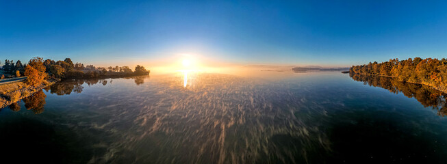 Fototapeta Jezioro Goczałkowickie – zbiornik zaporowy na Wiśle, wschód słońca jesienią z lotu ptaka obraz