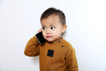 楽しくスマートフォンを使っている男の子