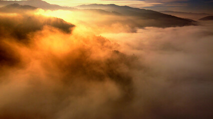 Fototapeta na wymiar Muszyna Wschód Słońca Góry Z Drona Mgły Jesienne