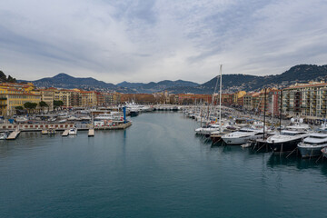 Fototapeta na wymiar Port de Nice nuageux