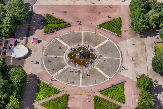 Germany, Berlin, Aerial view of Neptunbrunnen and surrounding square