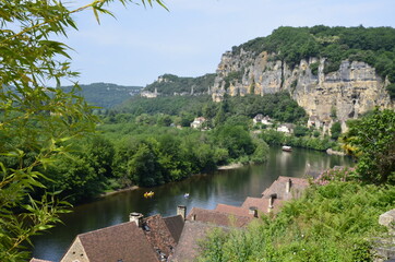 Fototapeta na wymiar La Roque-Gageac, Francia. Localidad situada a pies de un acantilado y a orillas del rio Dordoña.