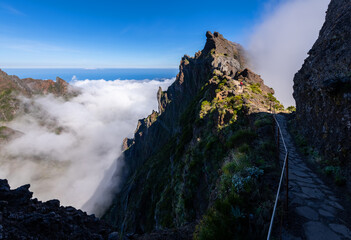 Madeira Miradouro Pedra Rija Pico do Arieiro Wanderung Portugal Aussichtspunkt Weg steil Wolken...