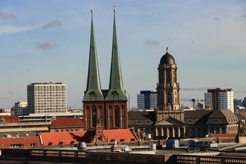 Berlin; Blick vom Humboldt Forum zur Nikolaikirche und dem Alten Stadthaus