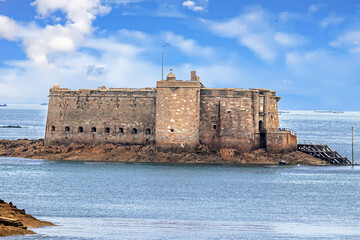 Carantec. Château du Taureau sous ciel de brume de mer. Finistère. Bretagne