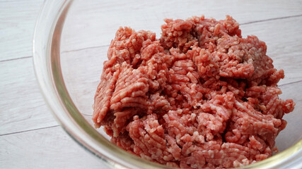 ガラス製のボールに入ったひき肉
