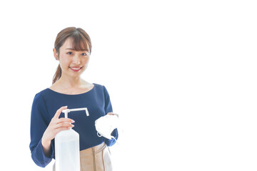 マスクをアルコール消毒する若い女性